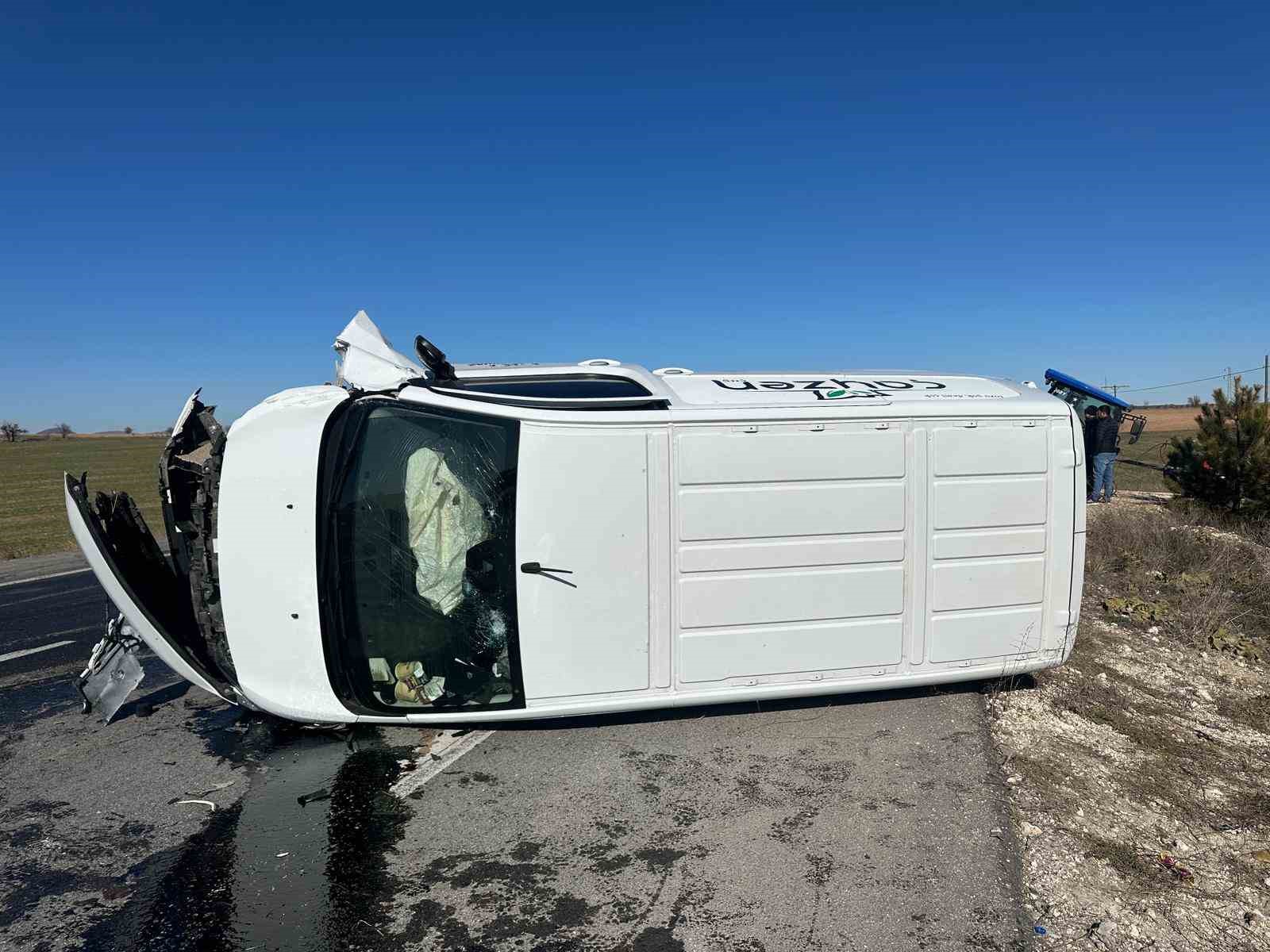 Kamyonetle çarpışan traktör ikiye bölündü
