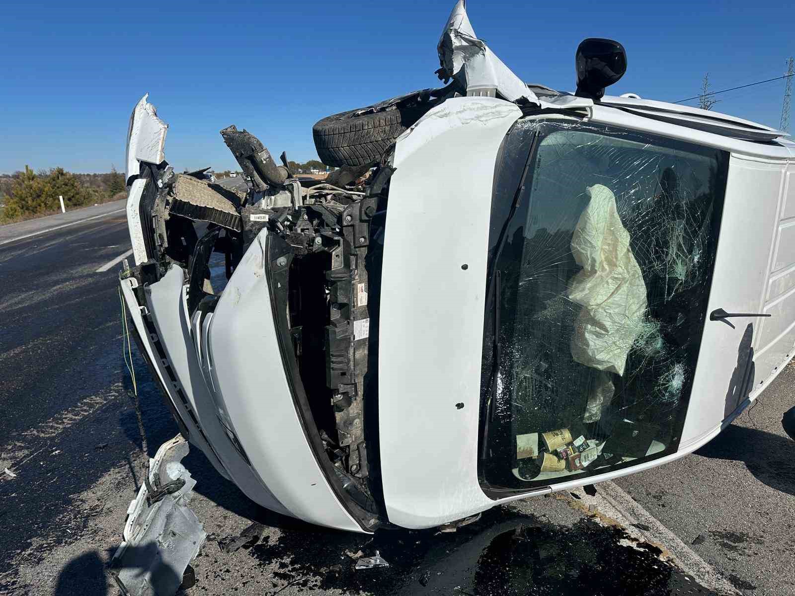 Kamyonetle çarpışan traktör ikiye bölündü
