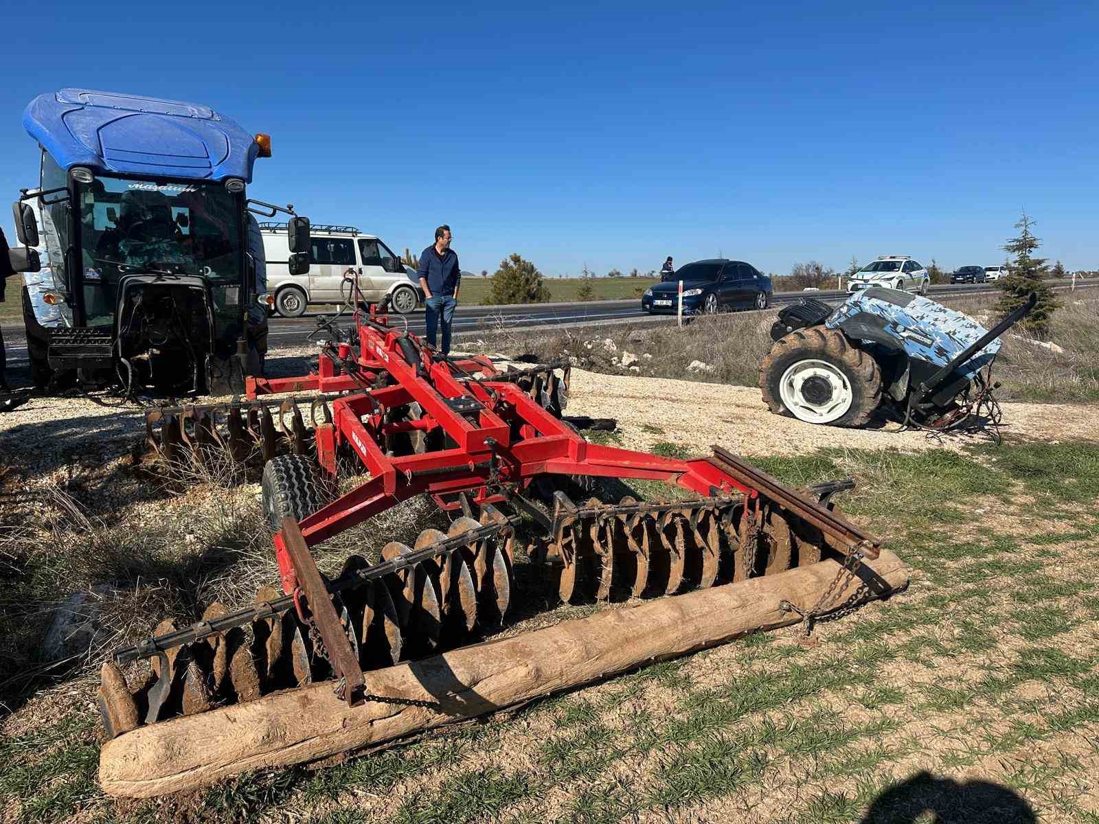 Kamyonetle çarpışan traktör ikiye bölündü
