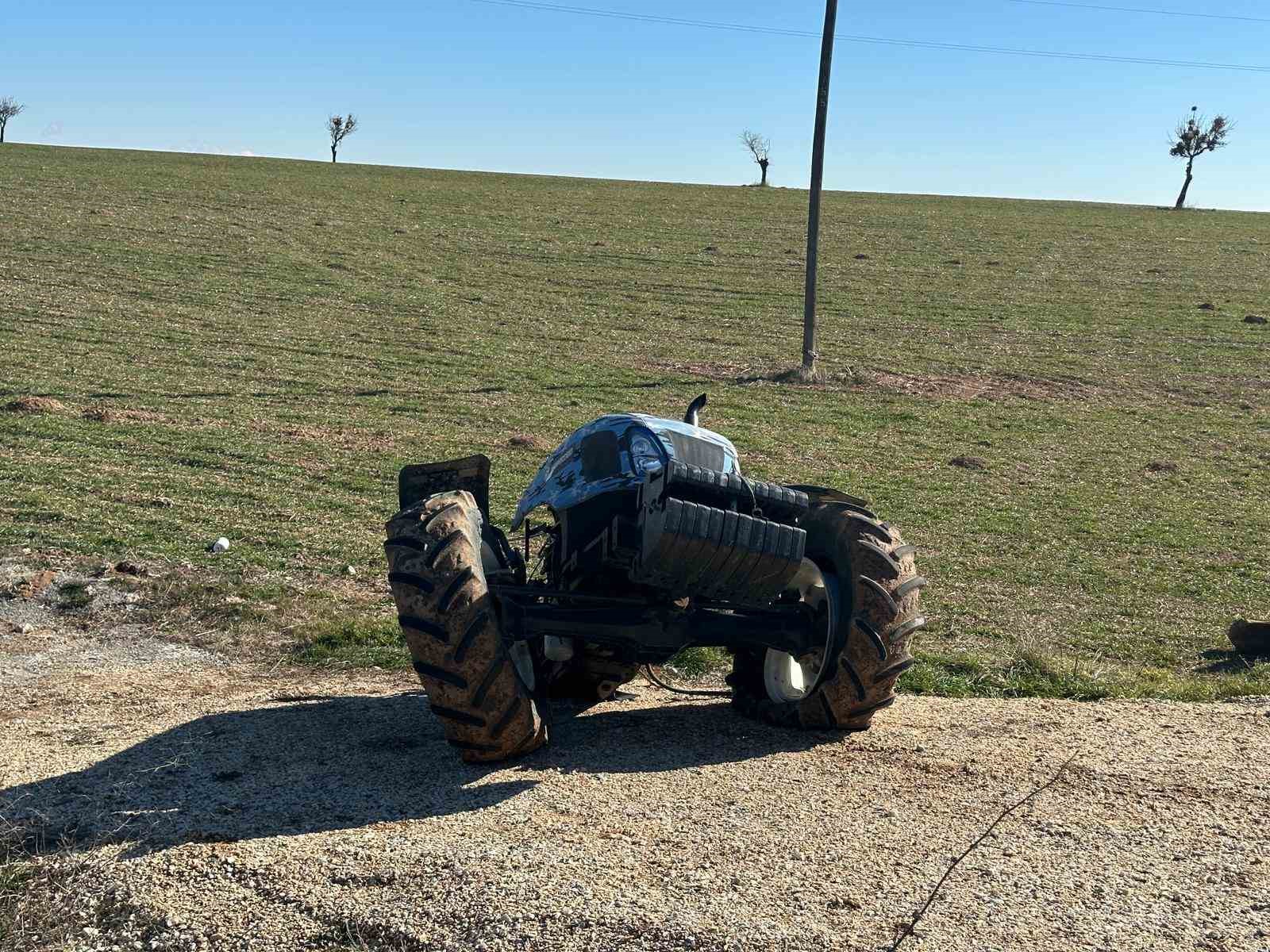 Kamyonetle çarpışan traktör ikiye bölündü
