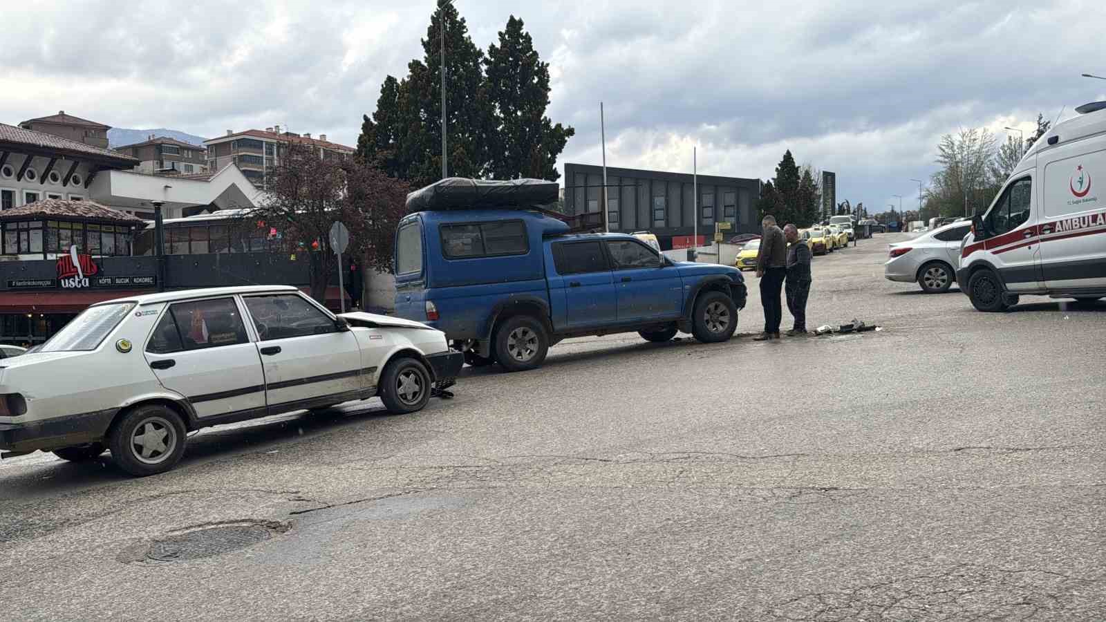 Kamyonetle otomobil çarpıştı: 1 yaralı

