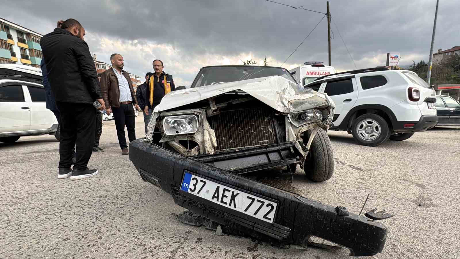 Kamyonetle otomobil çarpıştı: 1 yaralı
