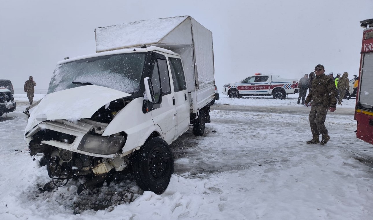 Kamyonetler kafa kafaya çarpıştı: 1 kişi hayatını kaybetti
