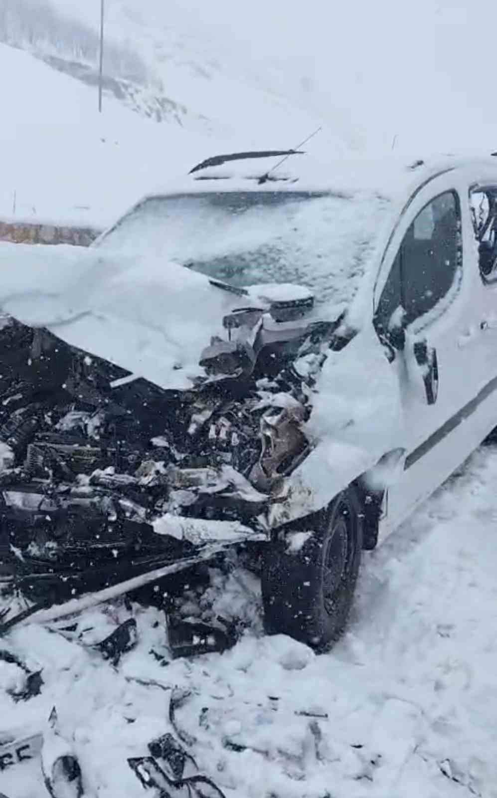 Kamyonetler kafa kafaya çarpıştı: 1 kişi hayatını kaybetti
