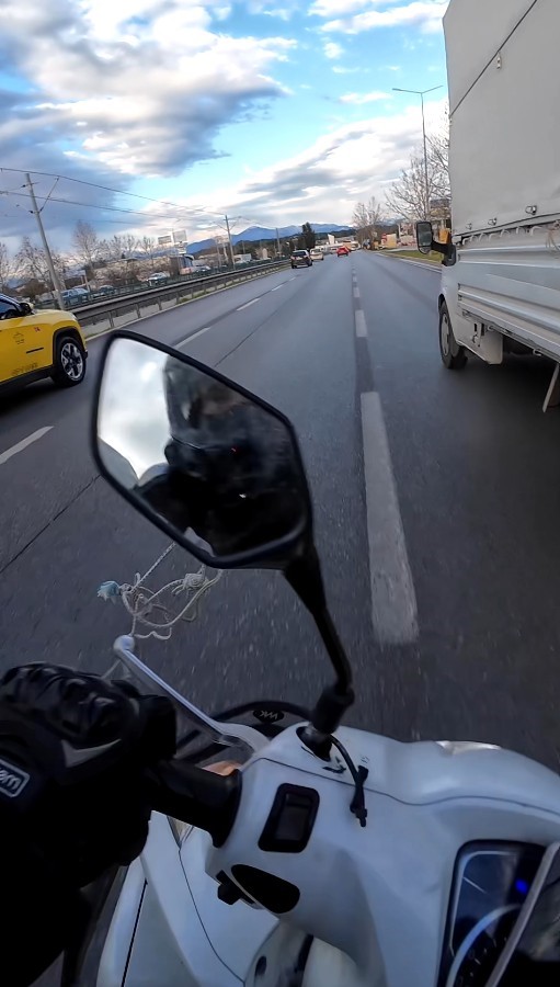 Kamyonetten sarkan ipe dolanan motosikletli ölümle burun buruna geldi
