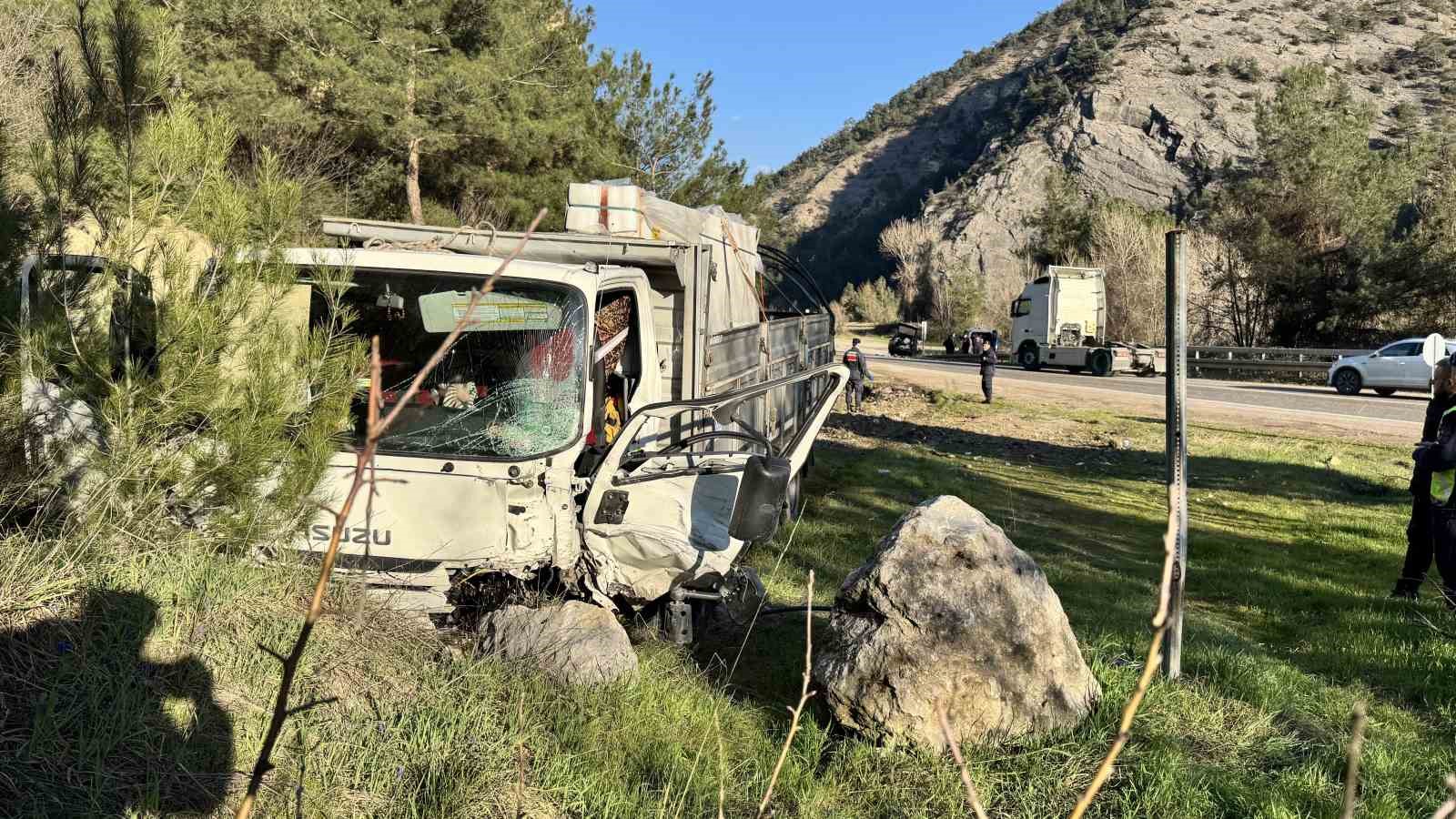 Kamyonla çarpışan otomobil demir yığınına döndü: 1 ölü, 5 yaralı
