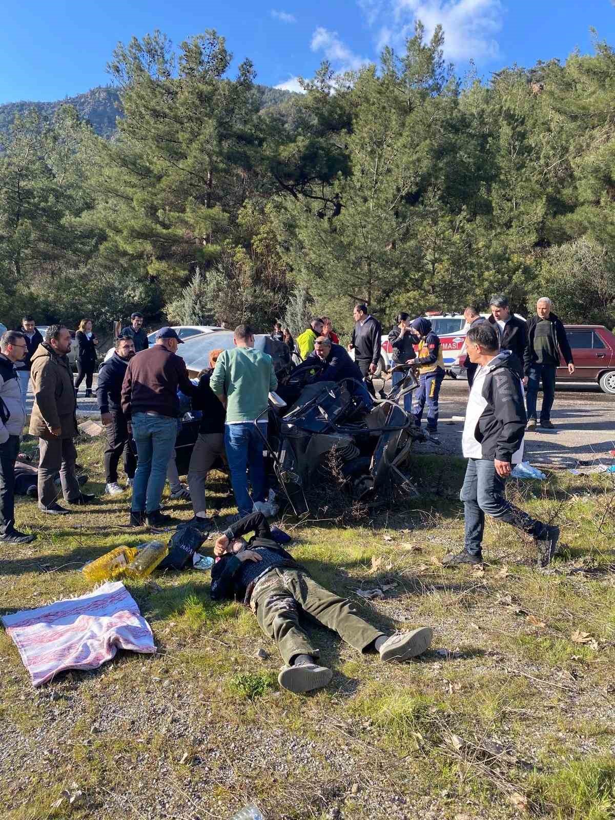 Kamyonla çarpışan otomobil demir yığınına döndü: 1 ölü, 5 yaralı
