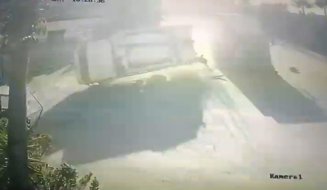 Kamyonun arkadan çarptığı çöp kamyonu devrildi: 1’i ağır 3 işçi yaralandı
