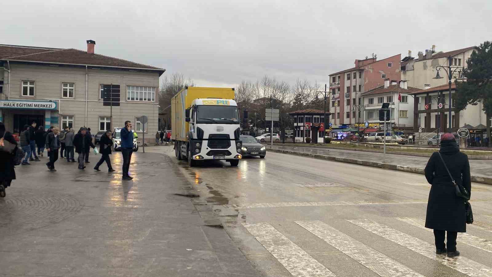 Kamyonun çarptığı adam hayatını kaybetti
