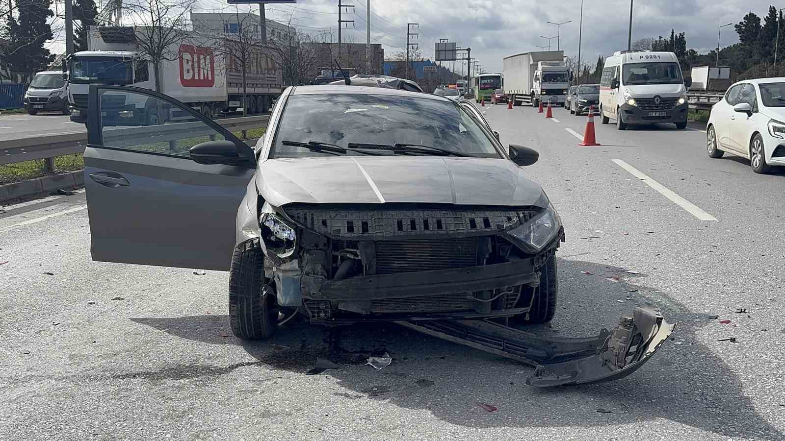 Kamyonun çarptığı otomobil adeta preslendi: 1 yaralı
