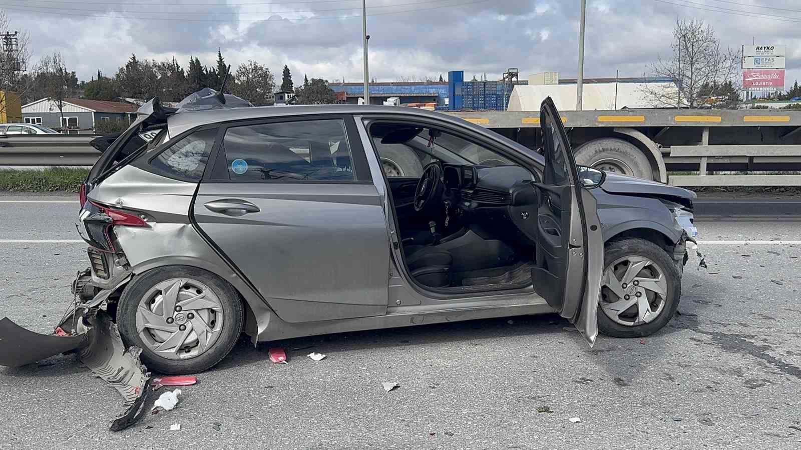 Kamyonun çarptığı otomobil adeta preslendi: 1 yaralı
