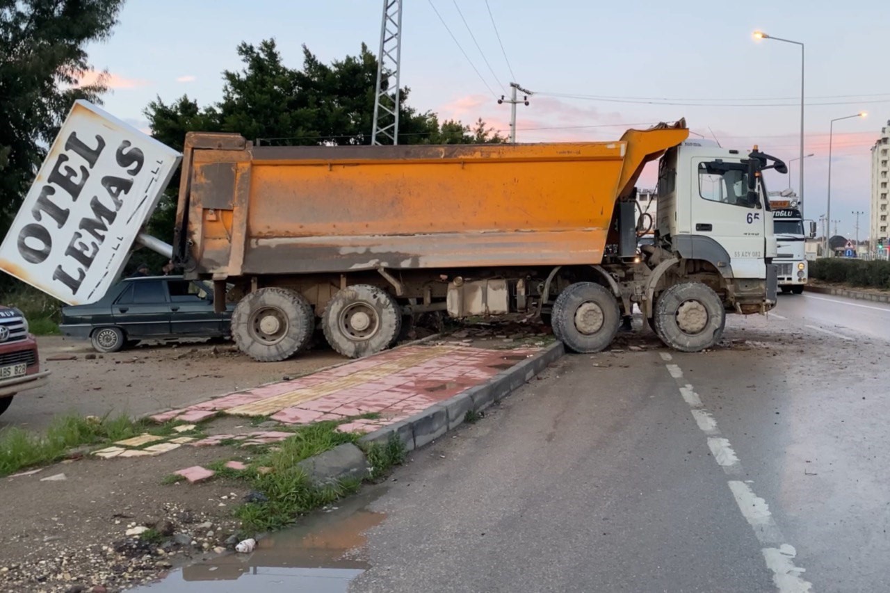 Kamyonun çarptığı tabela otomobilin üzerine devrildi: 1 yaralı
