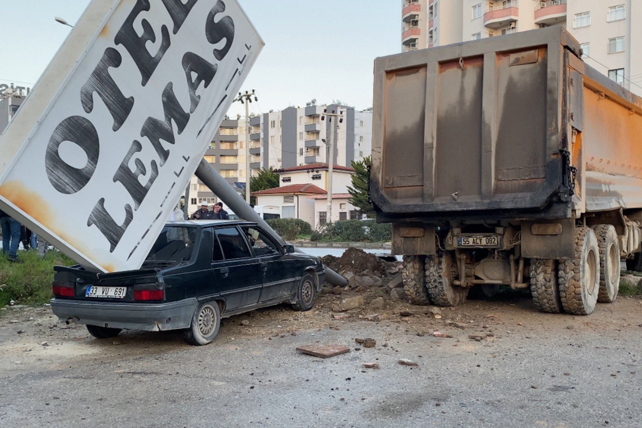 Kamyonun çarptığı tabela otomobilin üzerine devrildi: 1 yaralı
