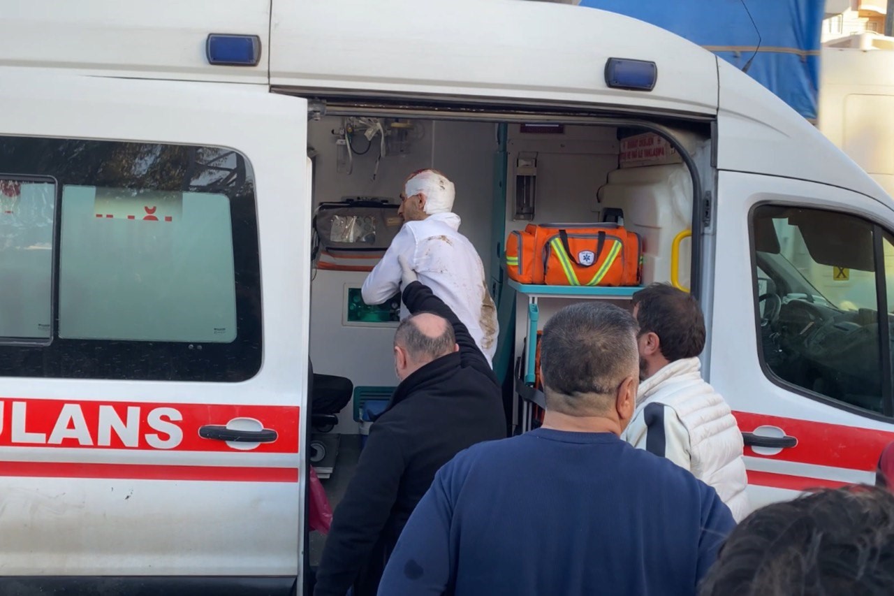 Kamyonun çarptığı tabela otomobilin üzerine devrildi: 1 yaralı
