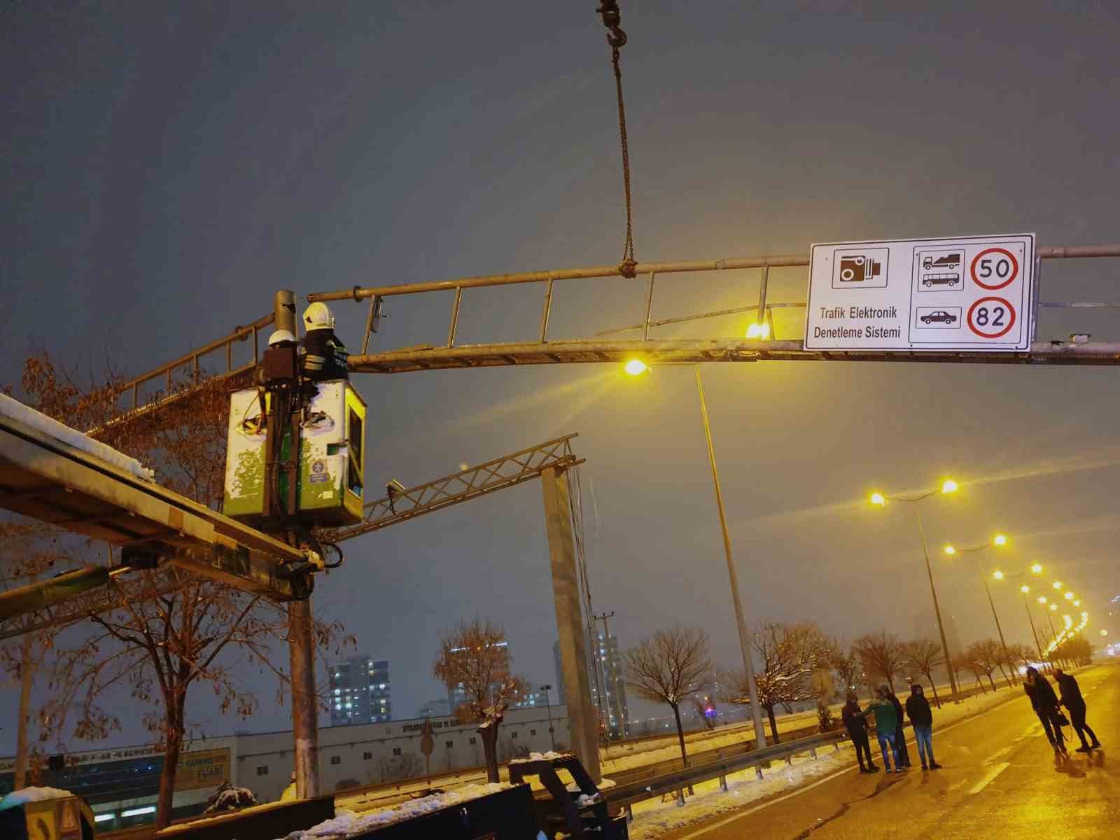 Kamyonun çarptığı trafik levhası itfaiye ekiplerince düzeltildi
