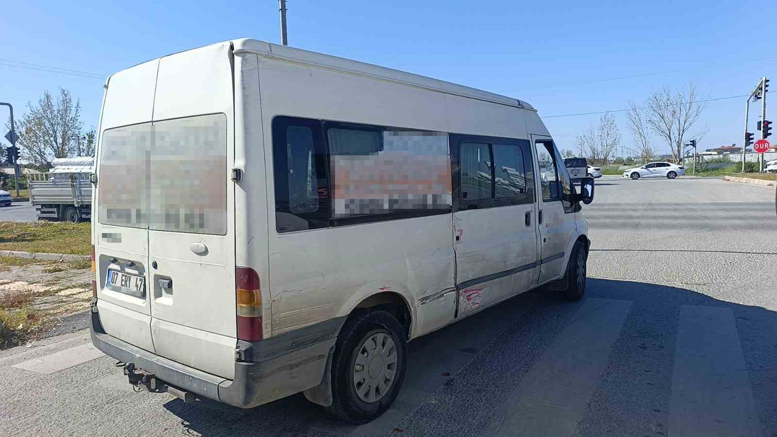 Kamyonun kamyonet ile çarpıştığı kaza kamerada
