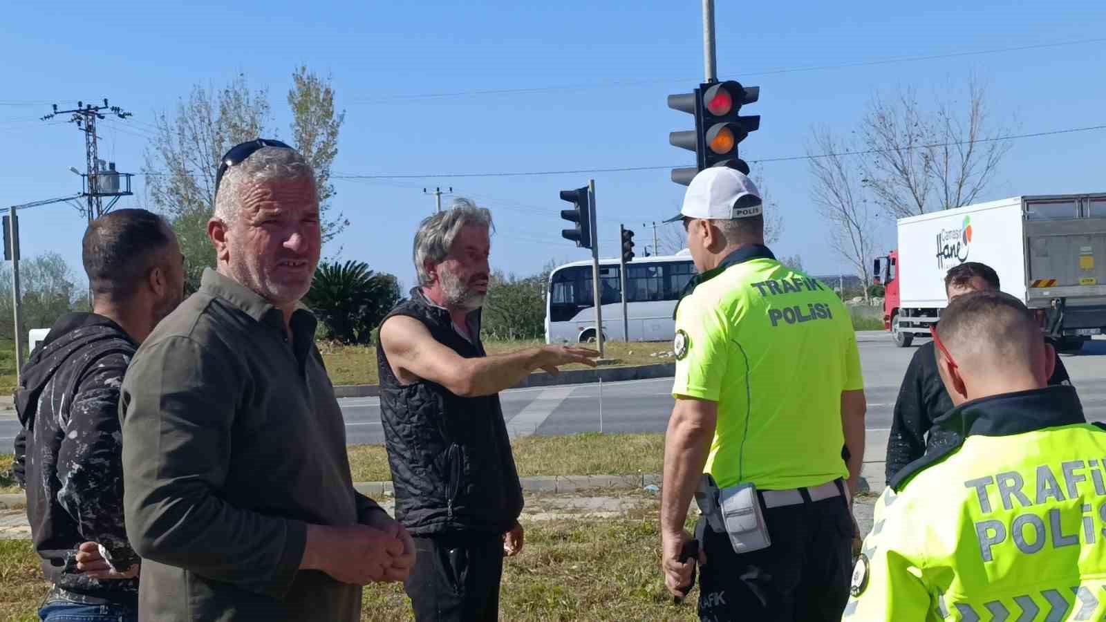 Kamyonun kamyonet ile çarpıştığı kaza kamerada
