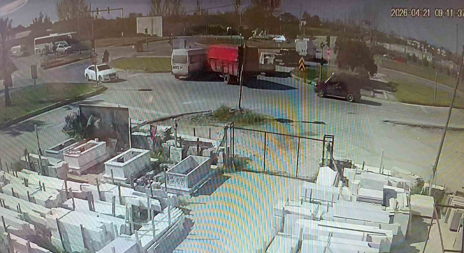 Kamyonun kamyonet ile çarpıştığı kaza kamerada
