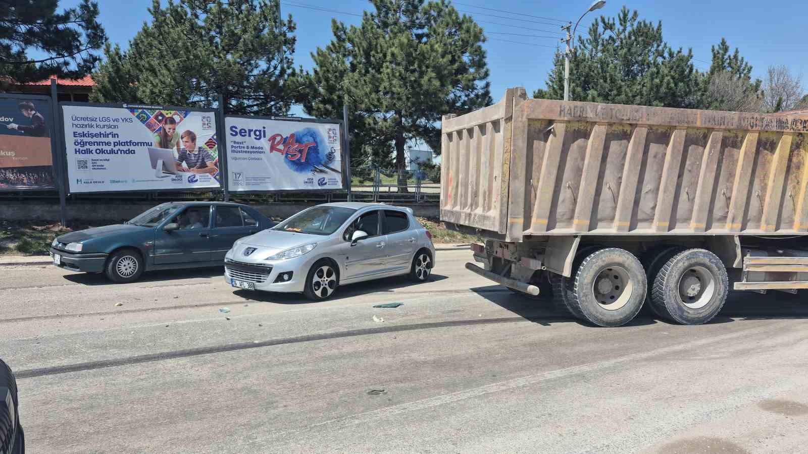Kamyonun sürüklediği otomobilden burunları bile kanamadan çıktılar
