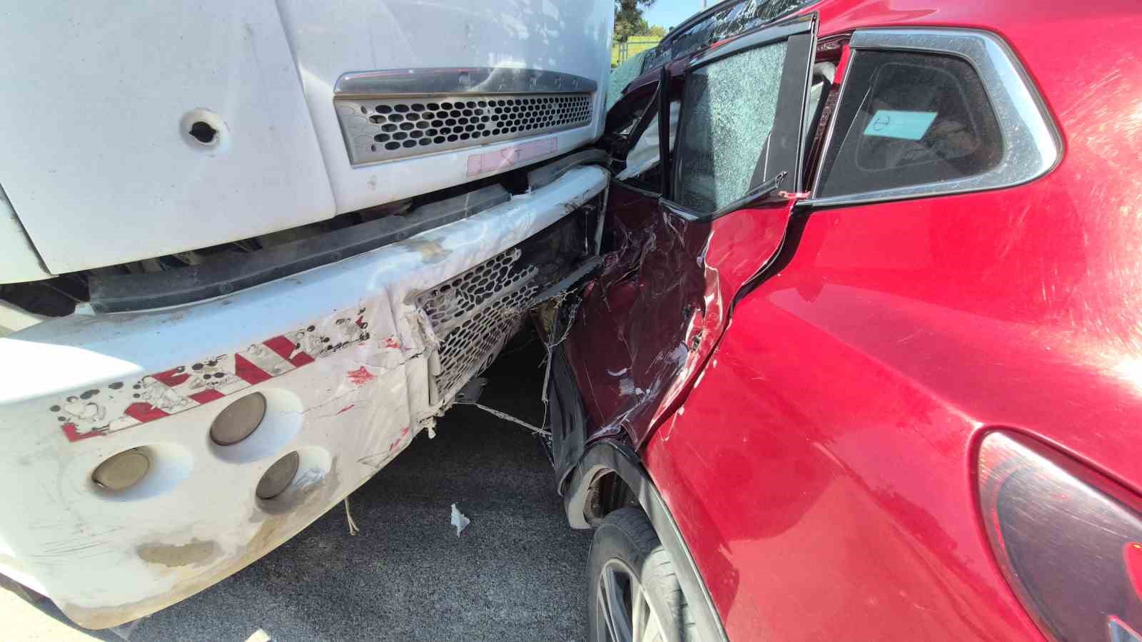 Kamyonun sürüklediği otomobilden burunları bile kanamadan çıktılar
