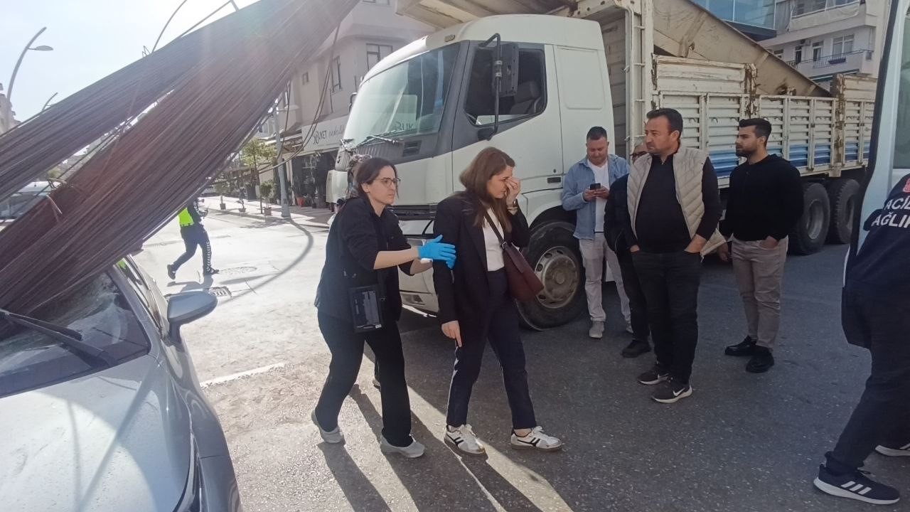 Kamyonun üzerindeki inşaat demirleri seyir halindeki otomobile ’ok’ gibi saplandı
