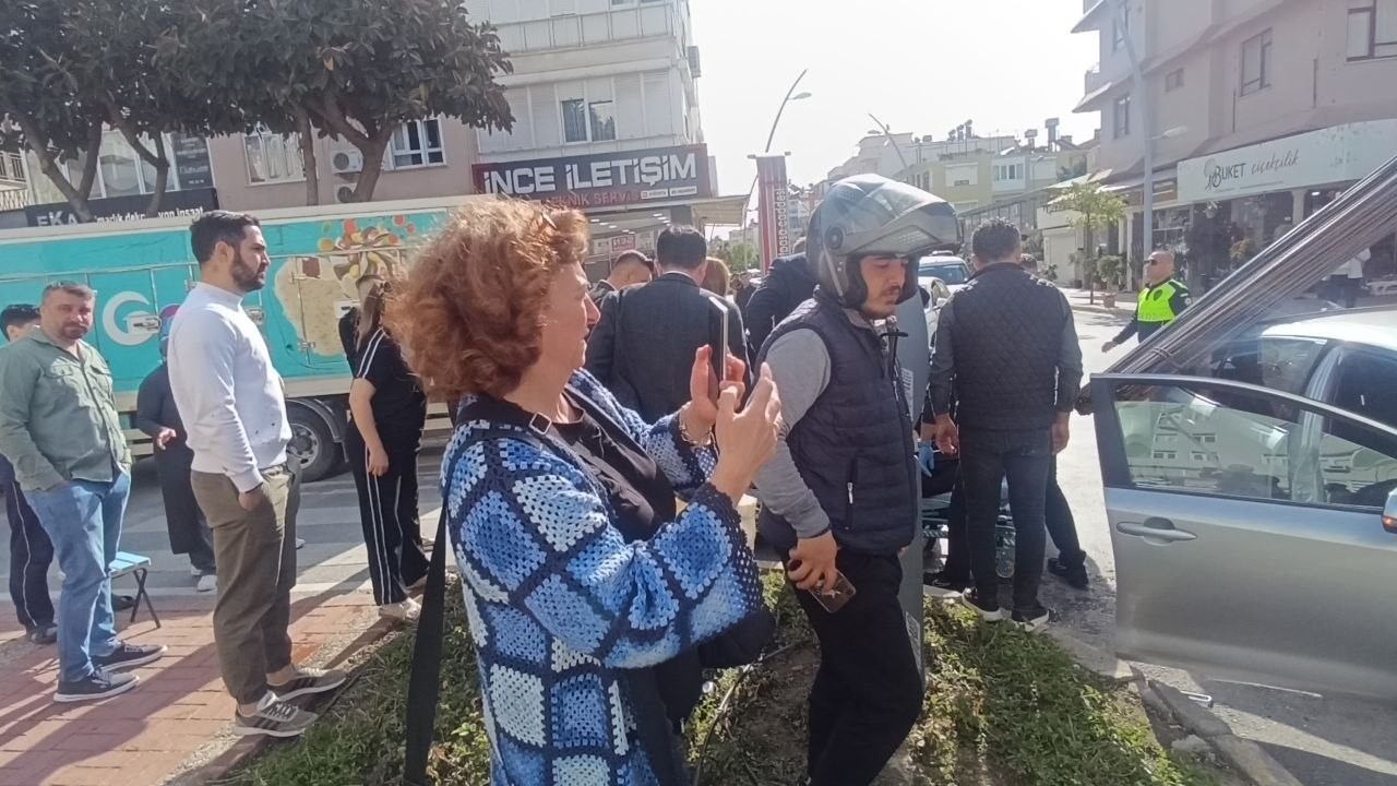 Kamyonun üzerindeki inşaat demirleri seyir halindeki otomobile ’ok’ gibi saplandı
