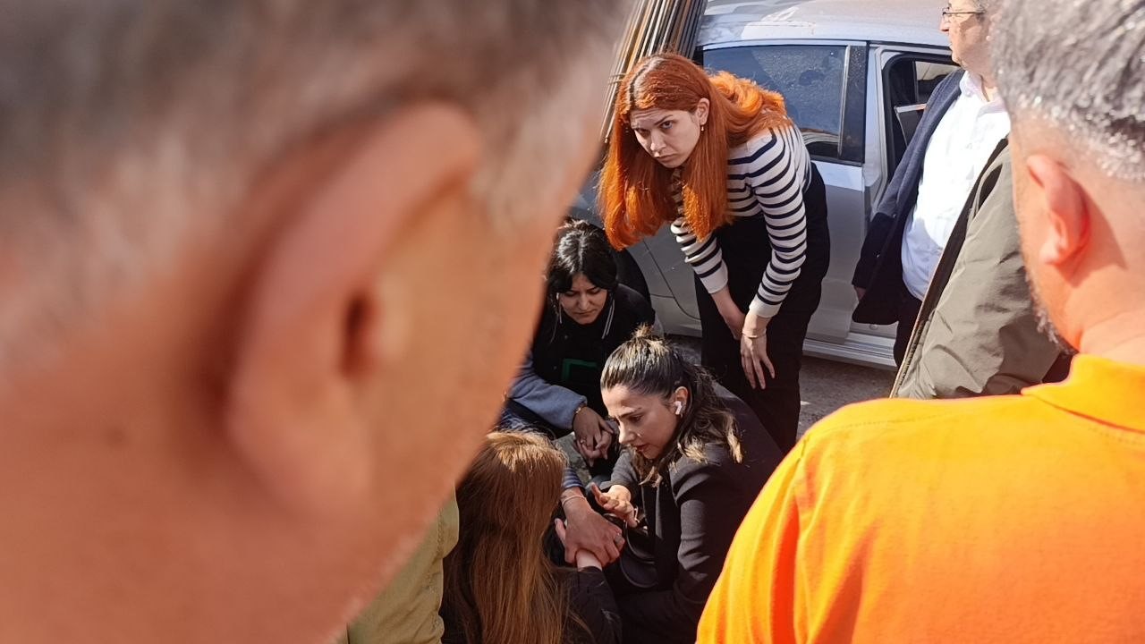 Kamyonun üzerindeki inşaat demirleri seyir halindeki otomobile ’ok’ gibi saplandı
