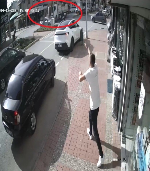 Kamyonun üzerindeki inşaat demirleri seyir halindeki otomobile ’ok’ gibi saplandı
