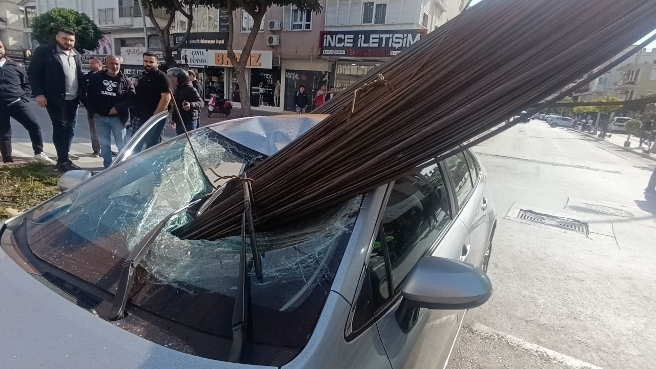Kamyonun üzerindeki inşaat demirleri seyir halindeki otomobile ’ok’ gibi saplandı
