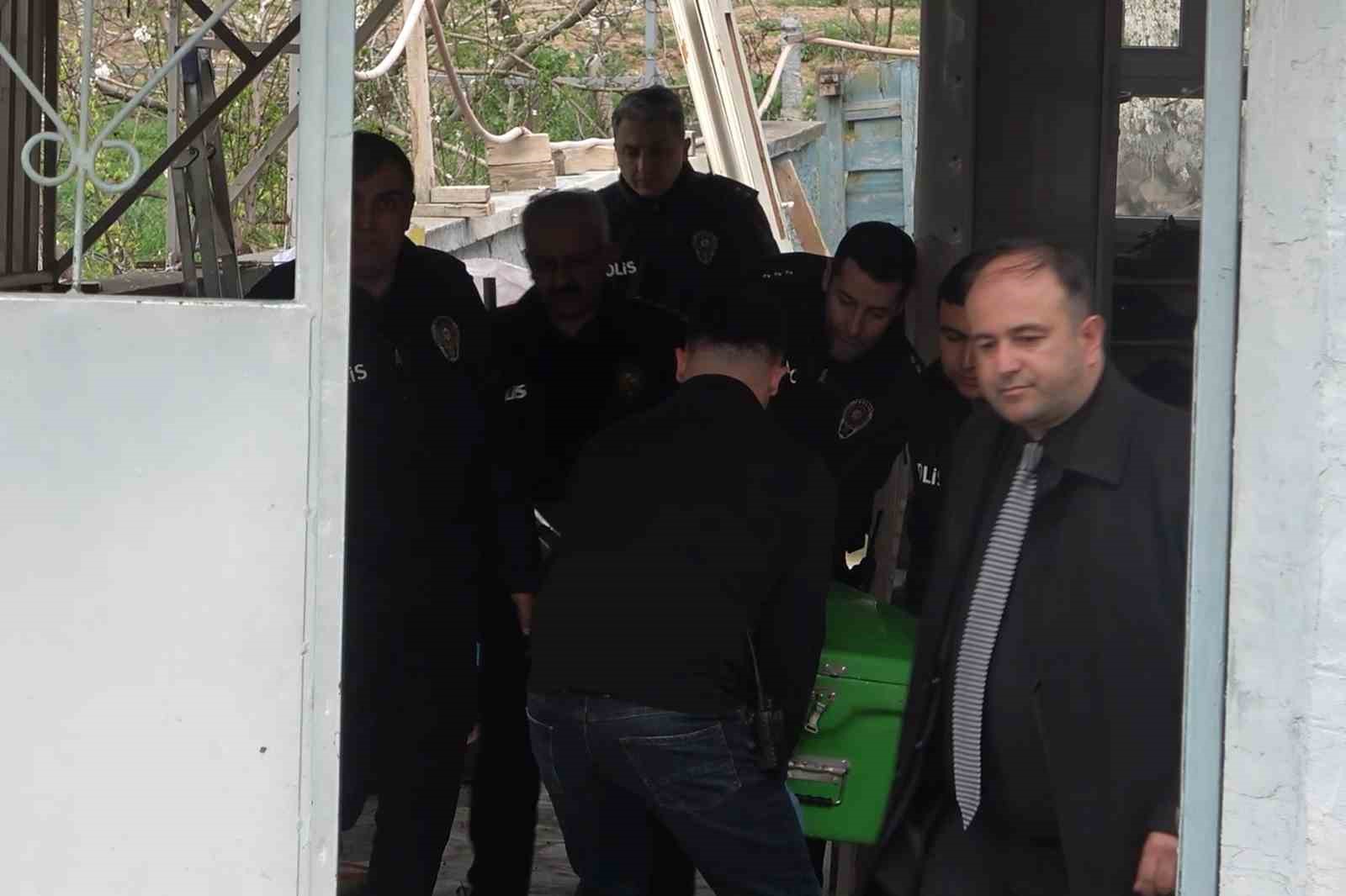 Kan donduran cinayet: İki kardeş bir oldu, babalarını bıçak ve baltayla öldürdü
