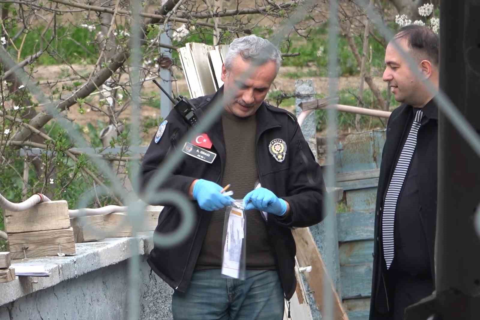 Kan donduran cinayet: İki kardeş bir oldu, babalarını bıçak ve baltayla öldürdü
