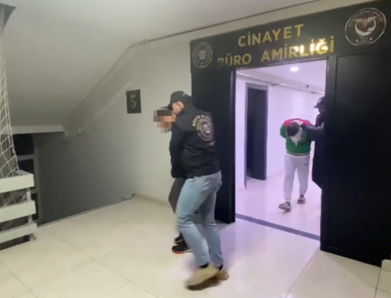 Kan lekesi, annesini öldüren zanlıyı ele verdi
