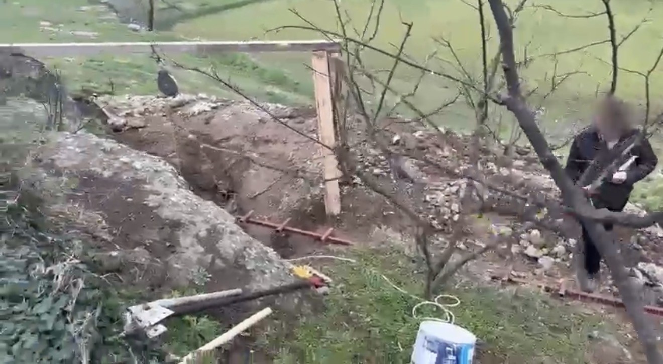 Kanalizasyon bahanesiyle 6 metrelik define çukuru kazarken yakalandılar
