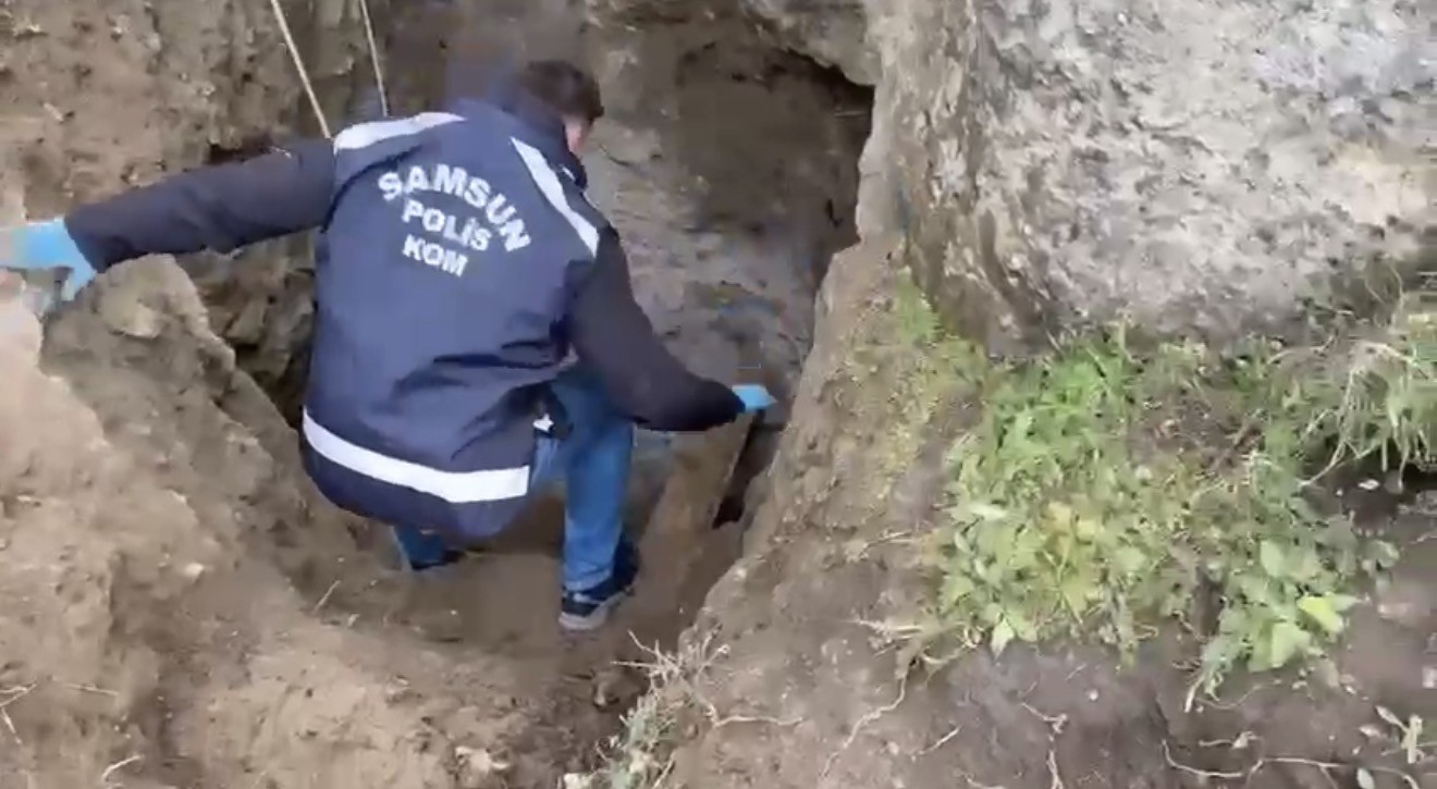 Kanalizasyon bahanesiyle 6 metrelik define çukuru kazarken yakalandılar
