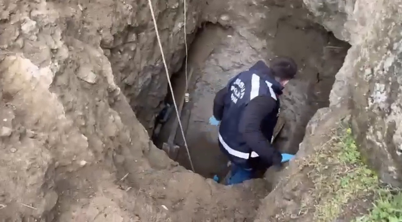 Kanalizasyon bahanesiyle 6 metrelik define çukuru kazarken yakalandılar
