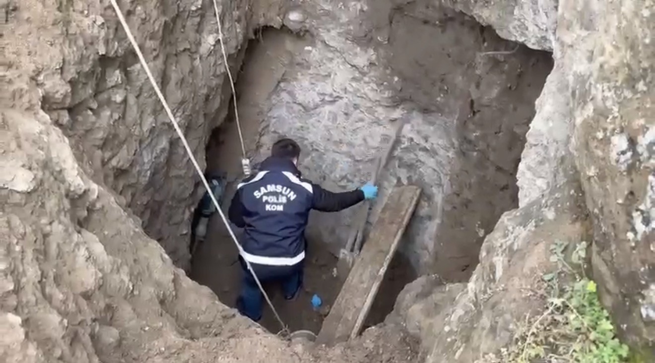 Kanalizasyon bahanesiyle 6 metrelik define çukuru kazarken yakalandılar

