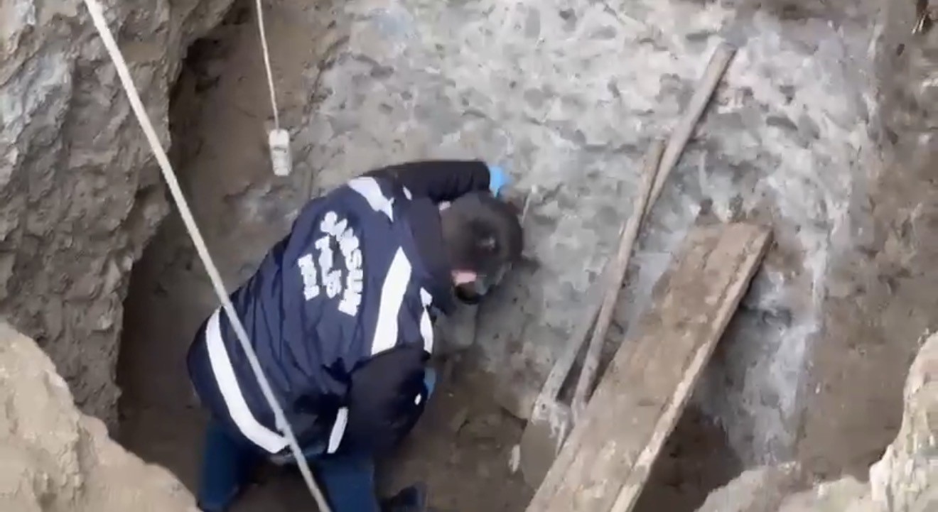 Kanalizasyon bahanesiyle 6 metrelik define çukuru kazarken yakalandılar
