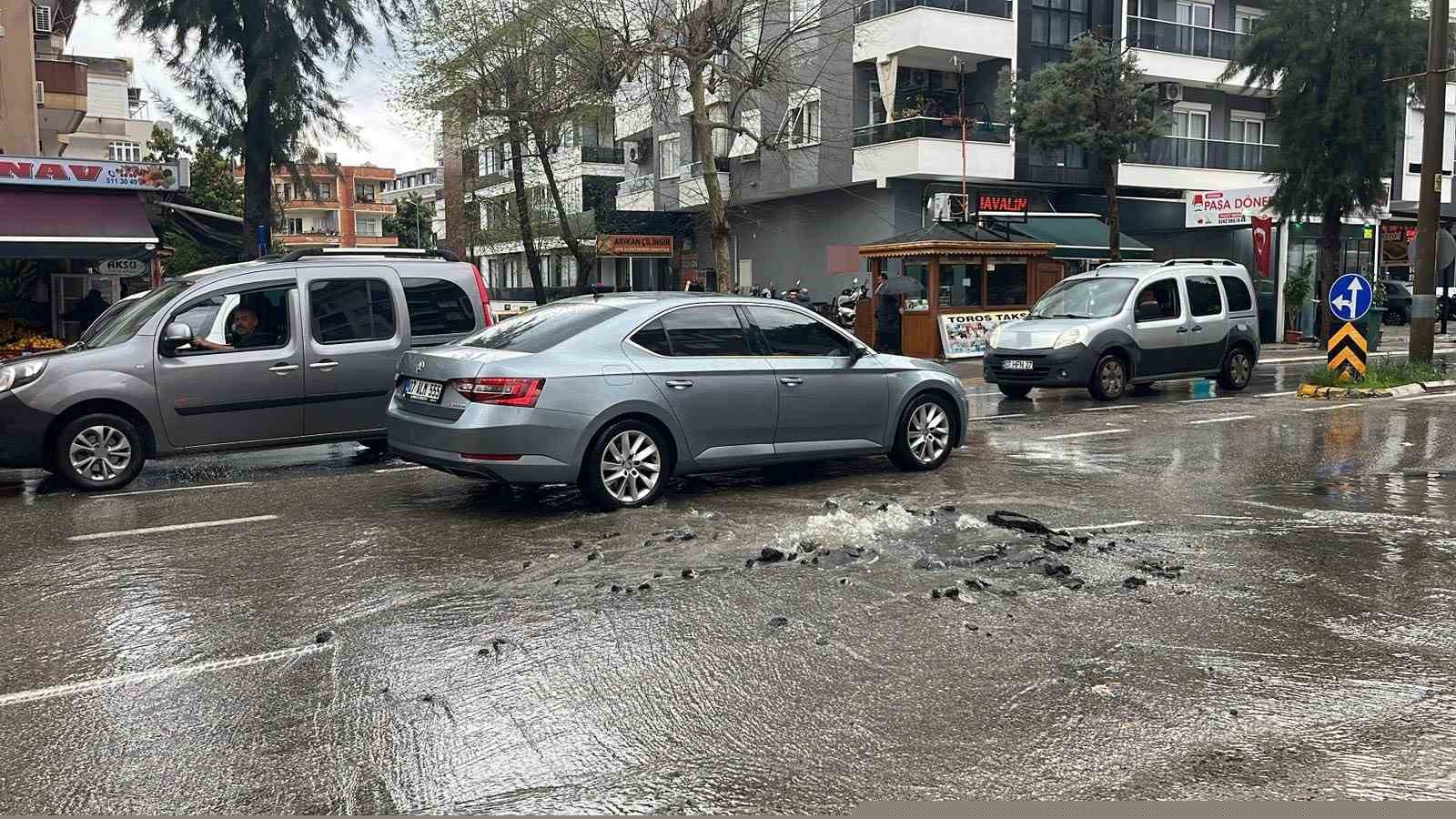 Kanalizasyon borusu patladı, sürücüler zor anlar yaşadı
