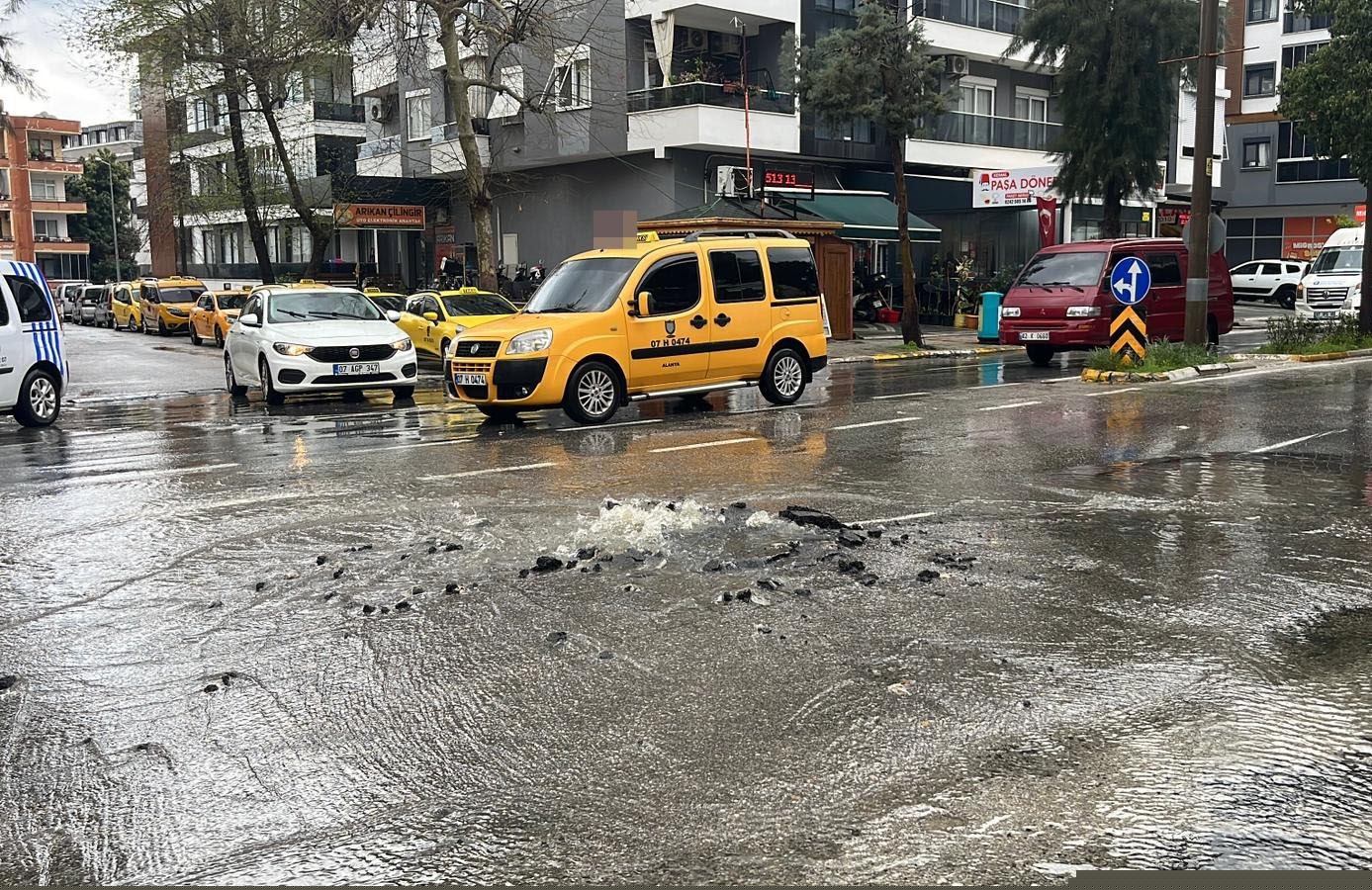 Kanalizasyon borusu patladı, sürücüler zor anlar yaşadı
