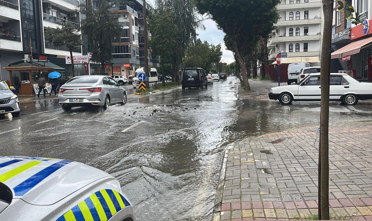 Kanalizasyon borusu patladı, sürücüler zor anlar yaşadı
