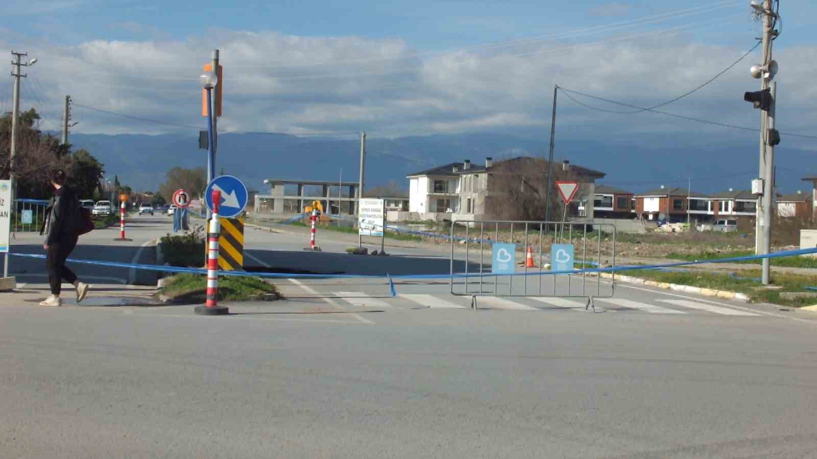 Kanalizasyon şebekesi çöktü inşaatlar su içinde kaldı
