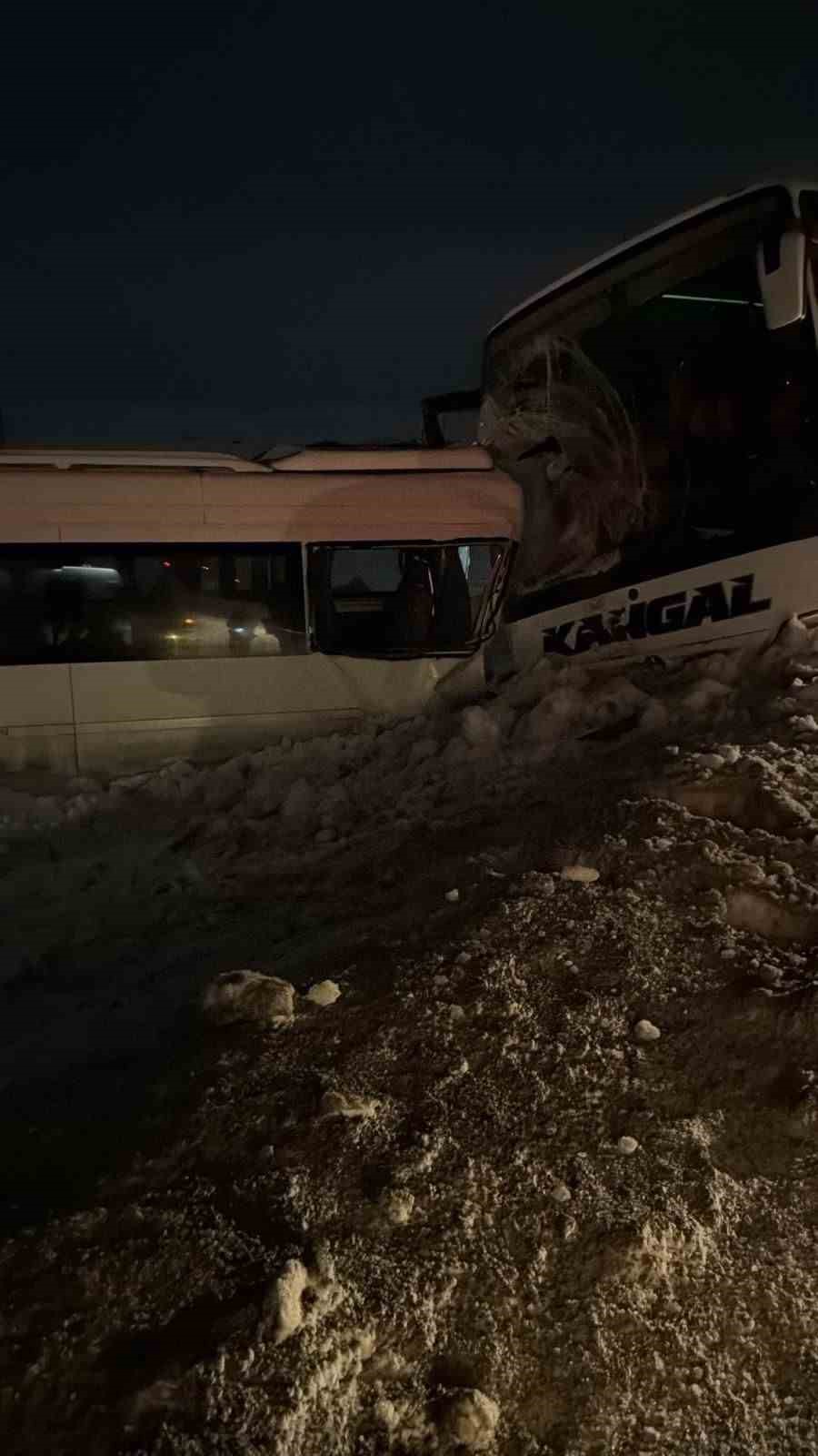 Kangal Termik Santrali işçilerini taşıyan servis  kaza yaptı: 6 işçi yaralandı
