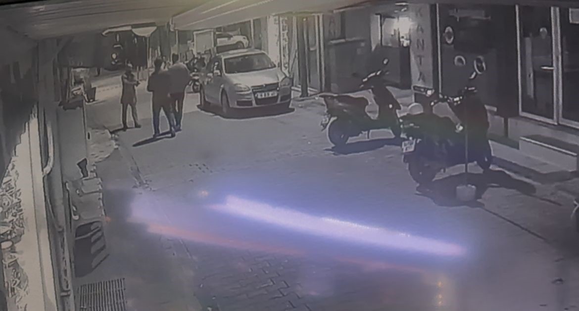 Kanlı hesaplaşma kameraya böyle yansıdı... Peş peşe ateş açtı, soğukkanlı tavırları dikkat çekti
