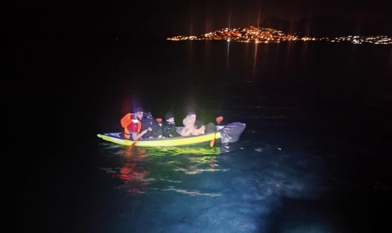 Kanoyla kaçarken yakalandılar
