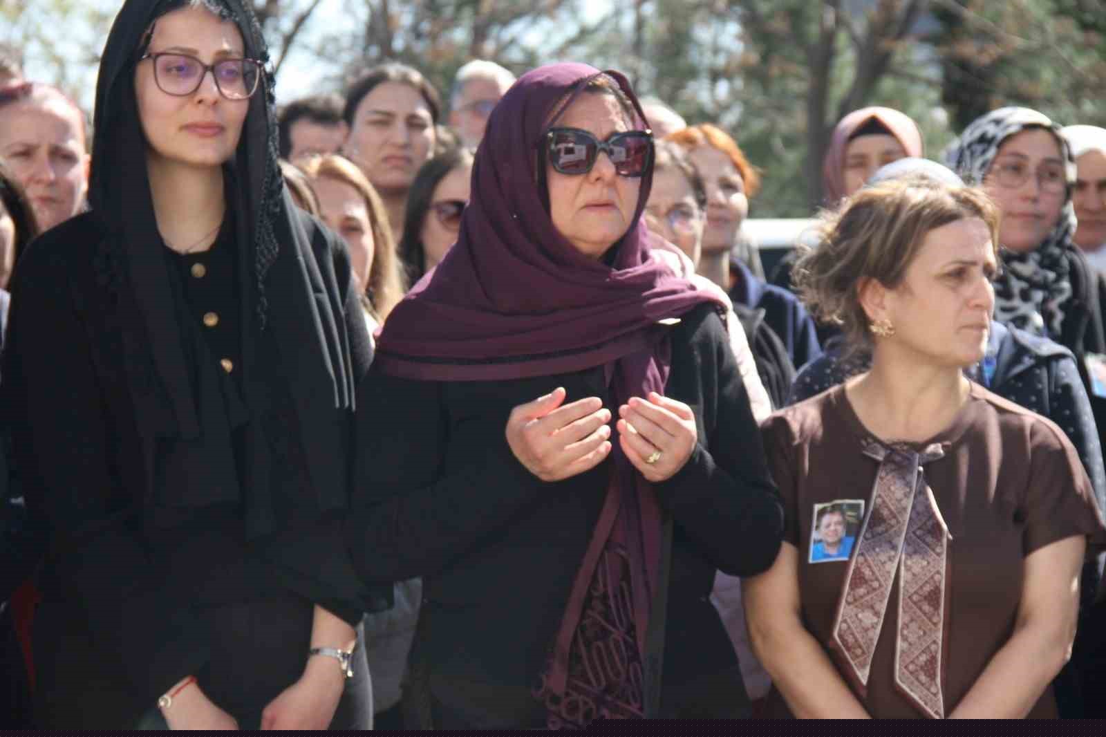 Kanser nedeniyle hayatını kaybeden çocuk doktoru için hastanede tören düzenlendi
