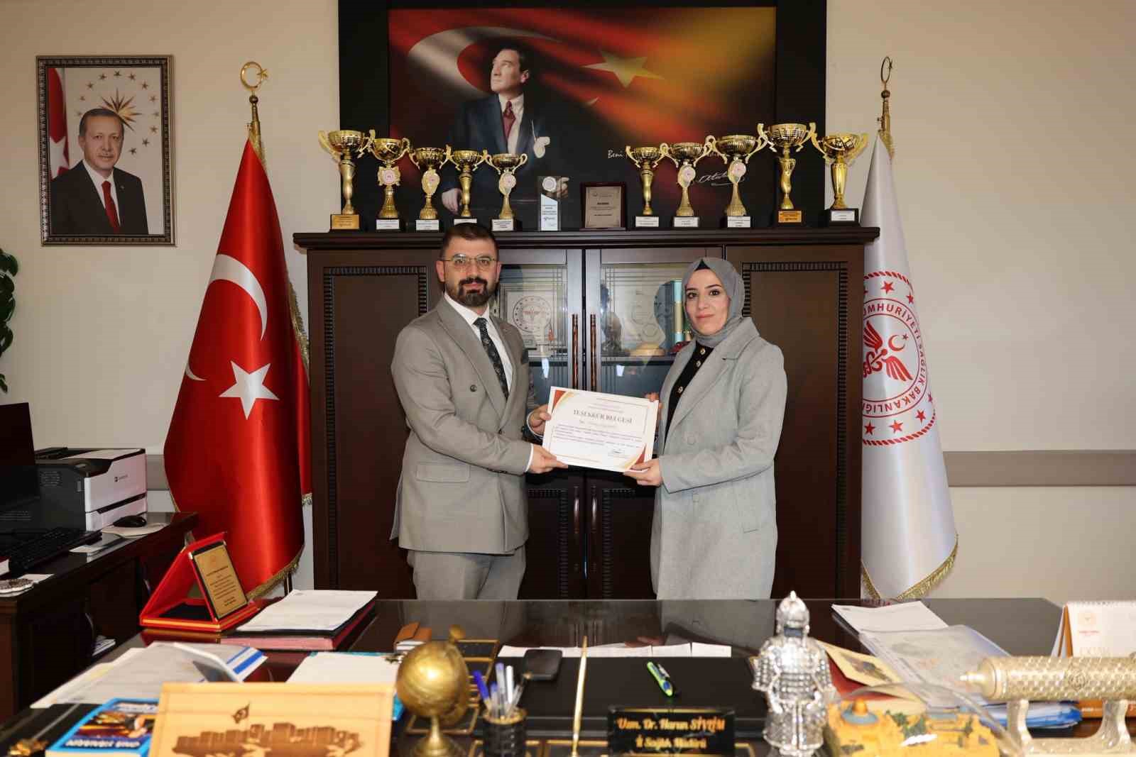 Kanser taramalarında başarı gösteren sağlık çalışanlarına plaket verildi
