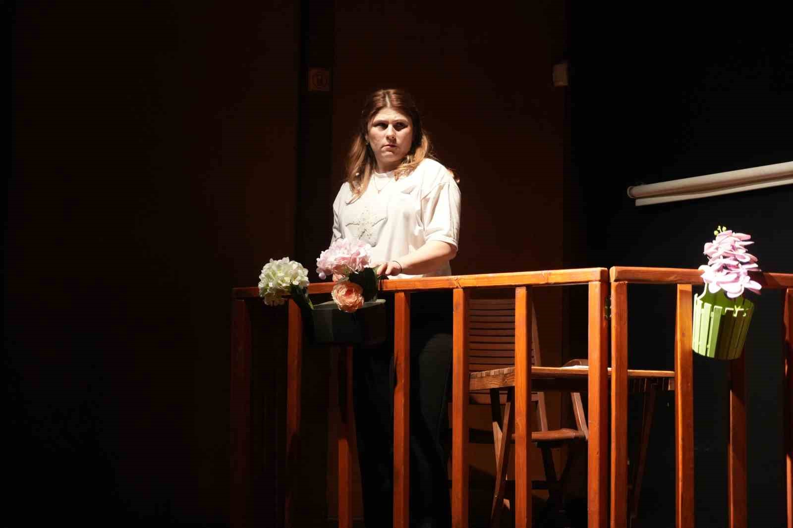 Kanseri yendi, kendi hayatını yazıp oynadı
Kanseri yendi, kendi hayatını yazıp oynadı