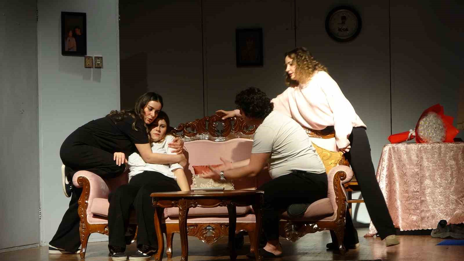 Kanseri yendi, kendi hayatını yazıp oynadı
Kanseri yendi, kendi hayatını yazıp oynadı