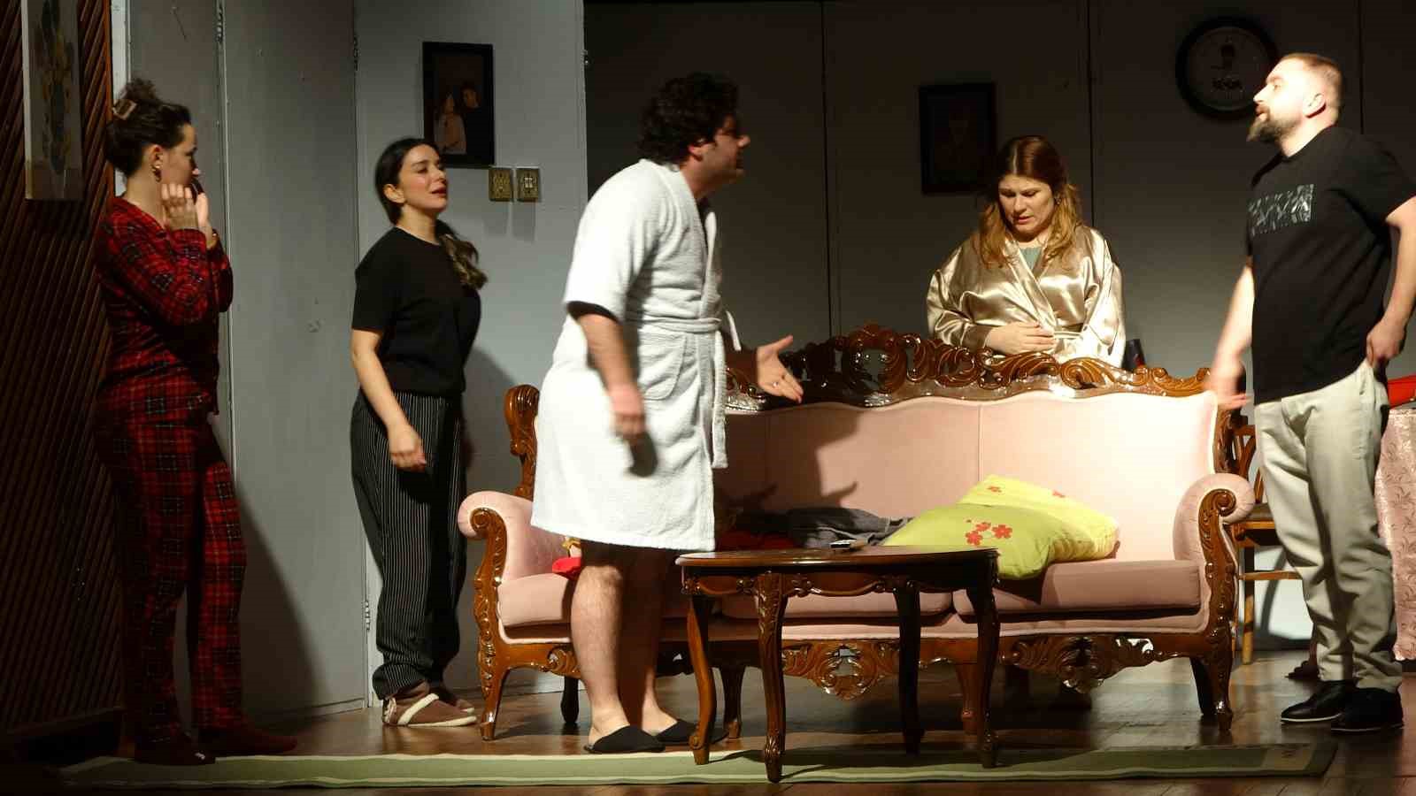 Kanseri yendi, kendi hayatını yazıp oynadı
Kanseri yendi, kendi hayatını yazıp oynadı