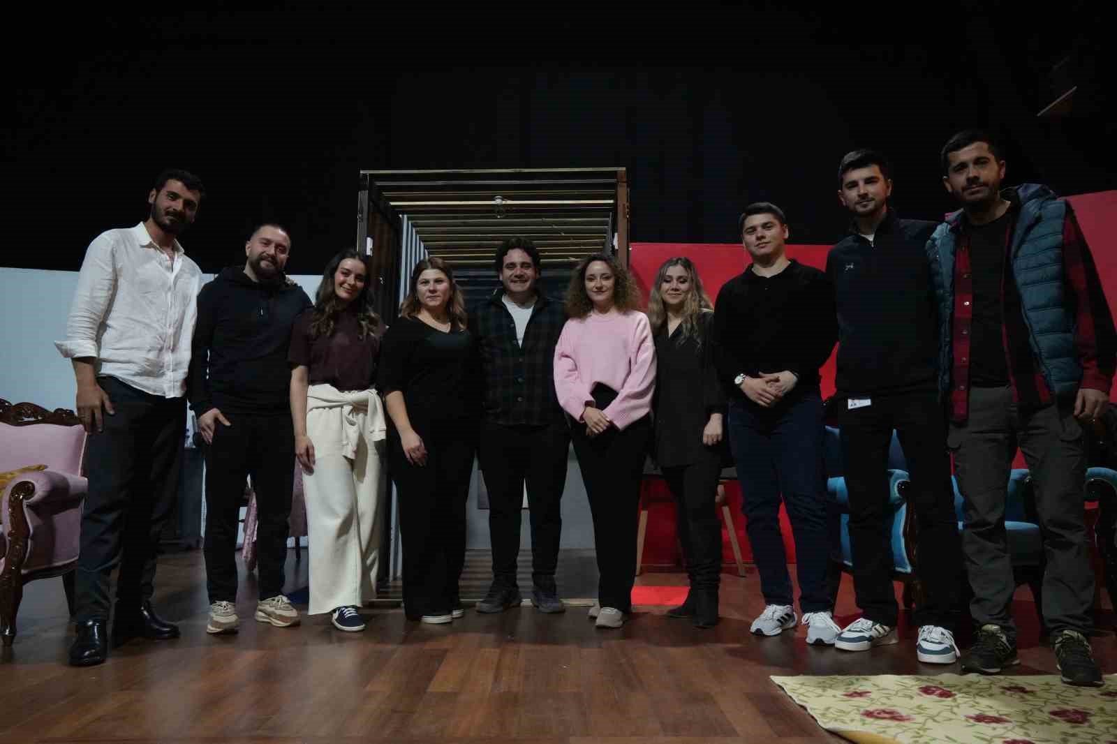 Kanseri yendi, kendi hayatını yazıp oynadı
Kanseri yendi, kendi hayatını yazıp oynadı